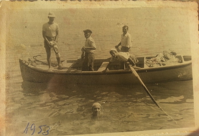 שנות ה-50,
יעקב במים. בתוך הסירה המלווה: אביו ואחיו של יעקב.
משחה של 10 ק"מ: מקיבוץ עין גב עד לטבריה
