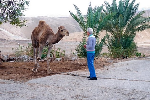 צילה משוחחת עם חבר, באחד מטיולי ציפי.
צילום: שלומי אופיר