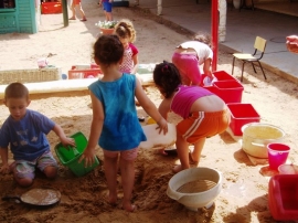 גן הדר 2004-2005 (חלק א') שירלי הגננת והמטפלות: רוזאנג'לה, מיכל וענת